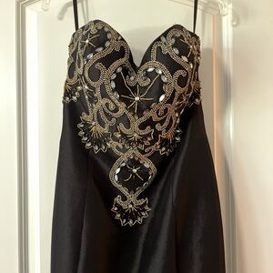 Black maxi dress w/ sweat heart neckline